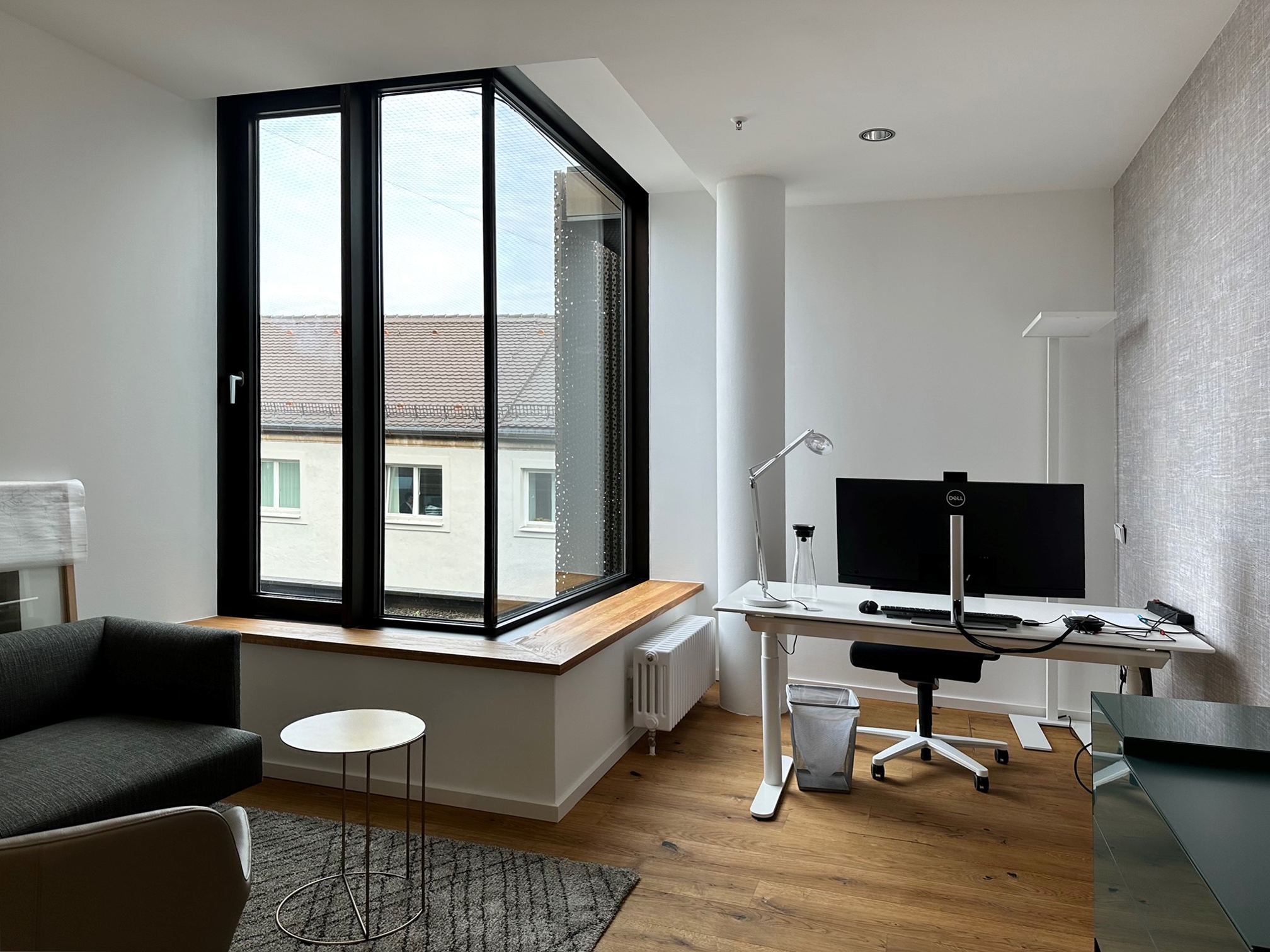 büro, fenster, fensterbrett, holz, couch, schreibtisch