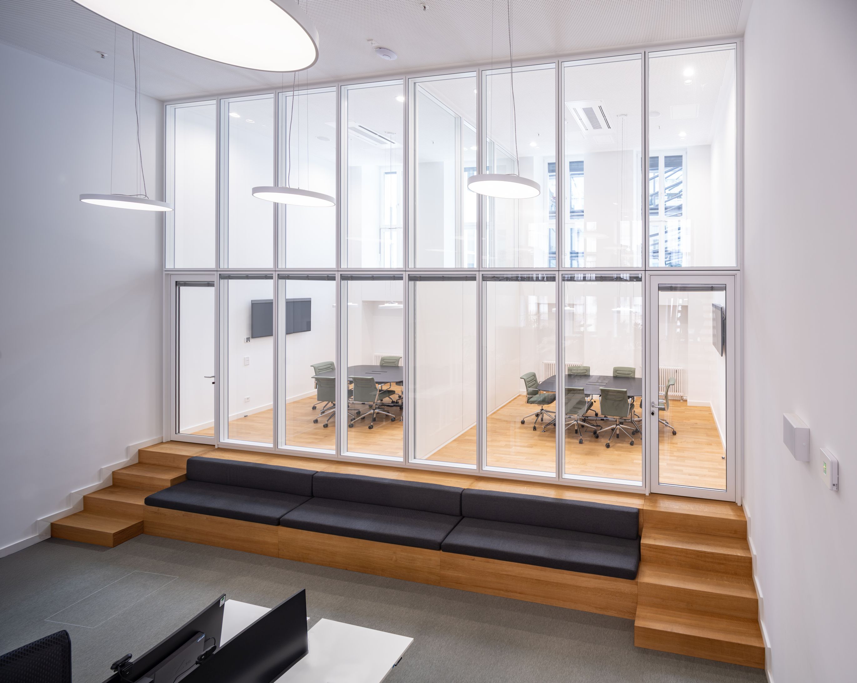 Podest, Sitzbank, Meetingraum, hoher Raum