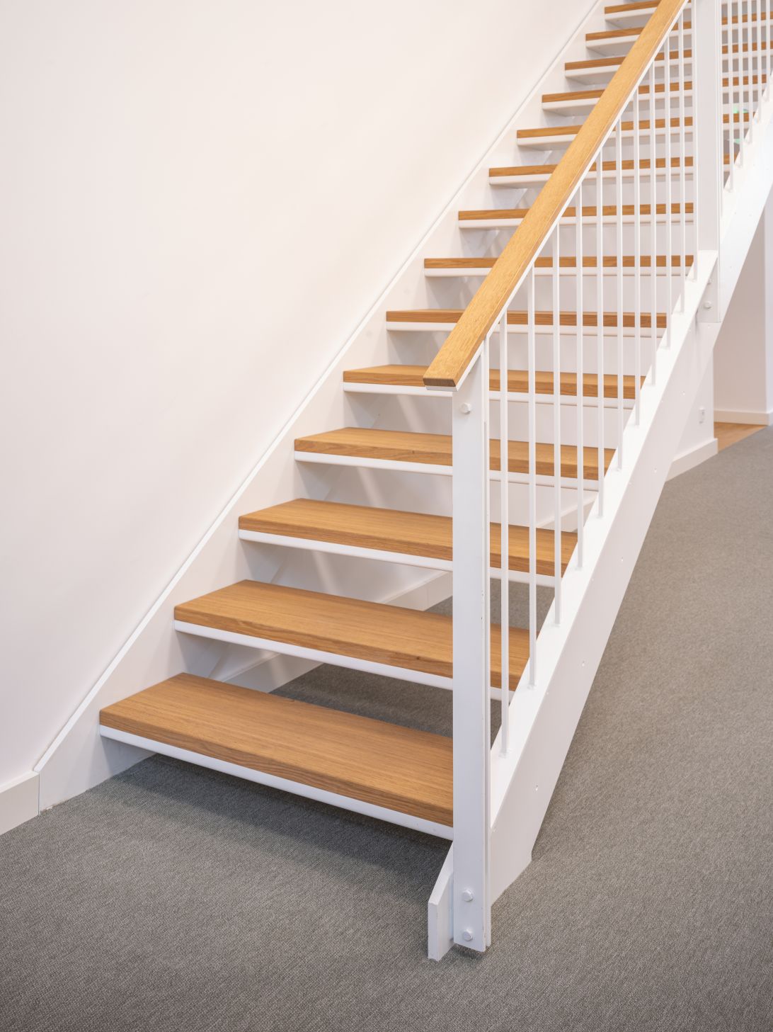 Stahltreppe, Stufendetail, Eiche und Stahl, Schiffstreppe
