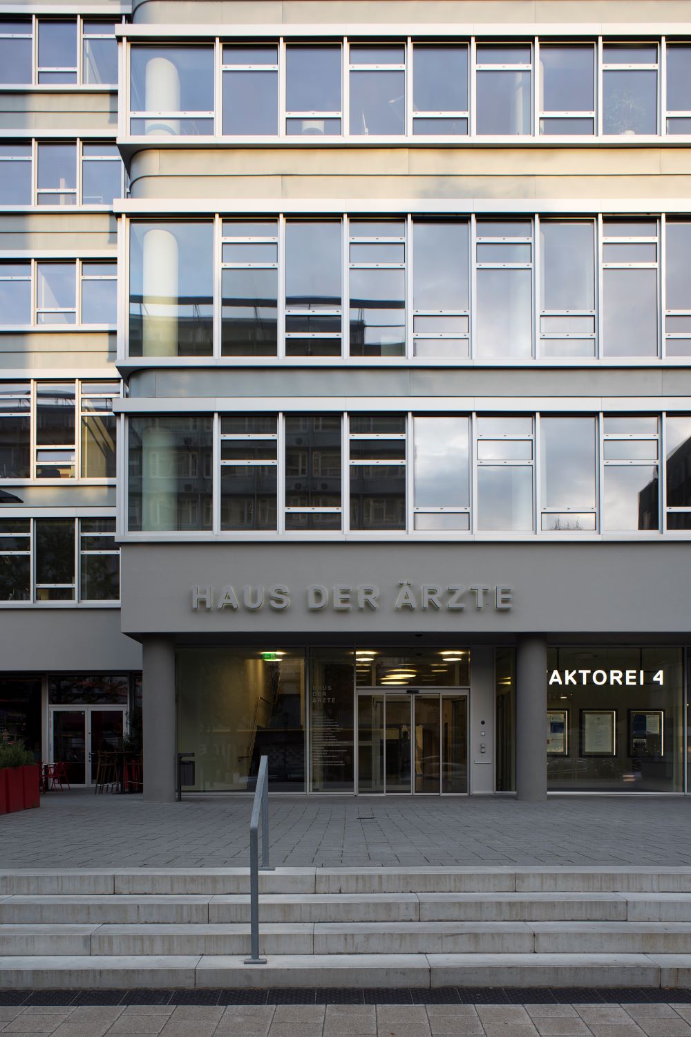 house of physicians, front view, exterior, saarbrücken, windows