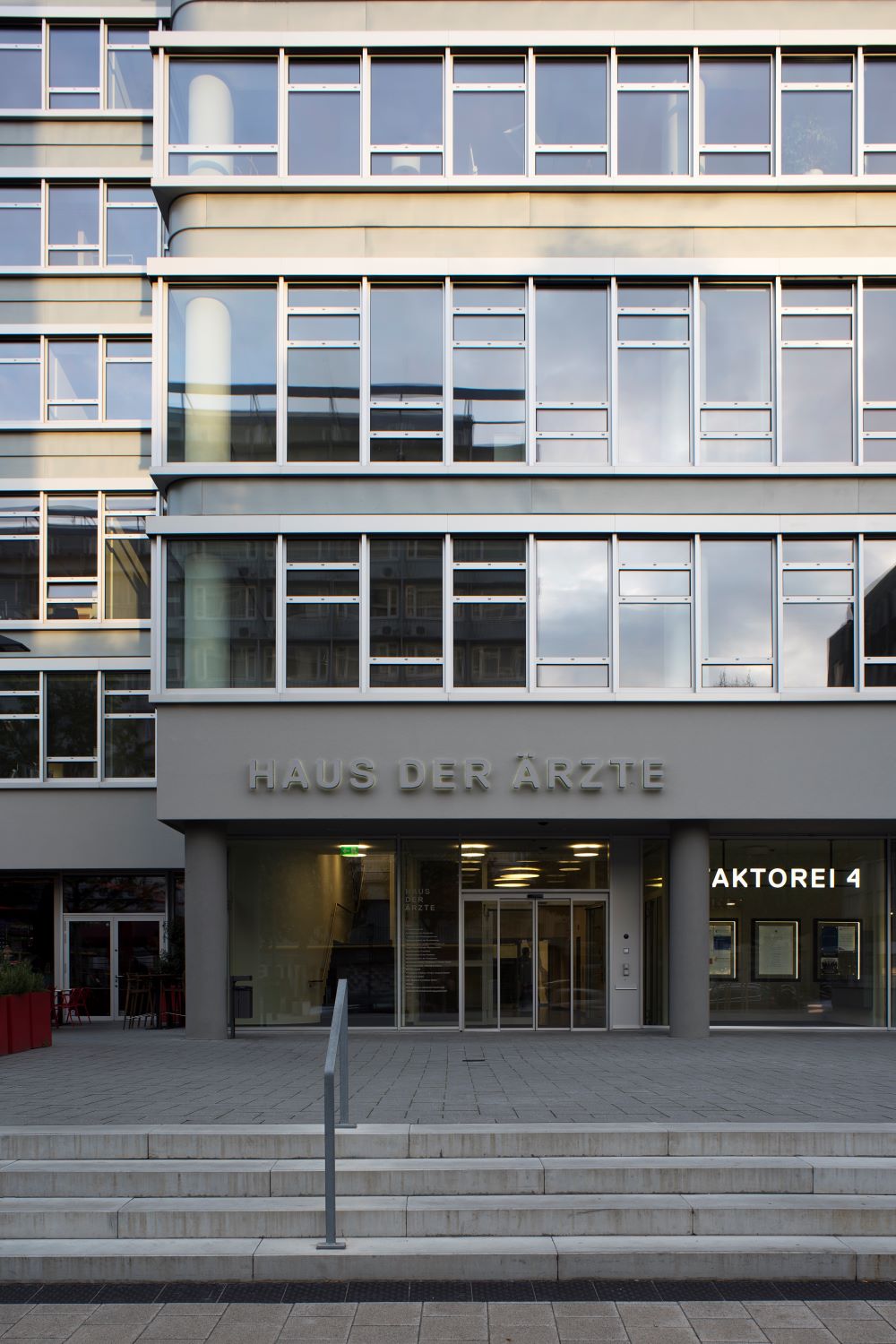 haus der ärzte, frontansicht, außen, saarbrücken, fenster