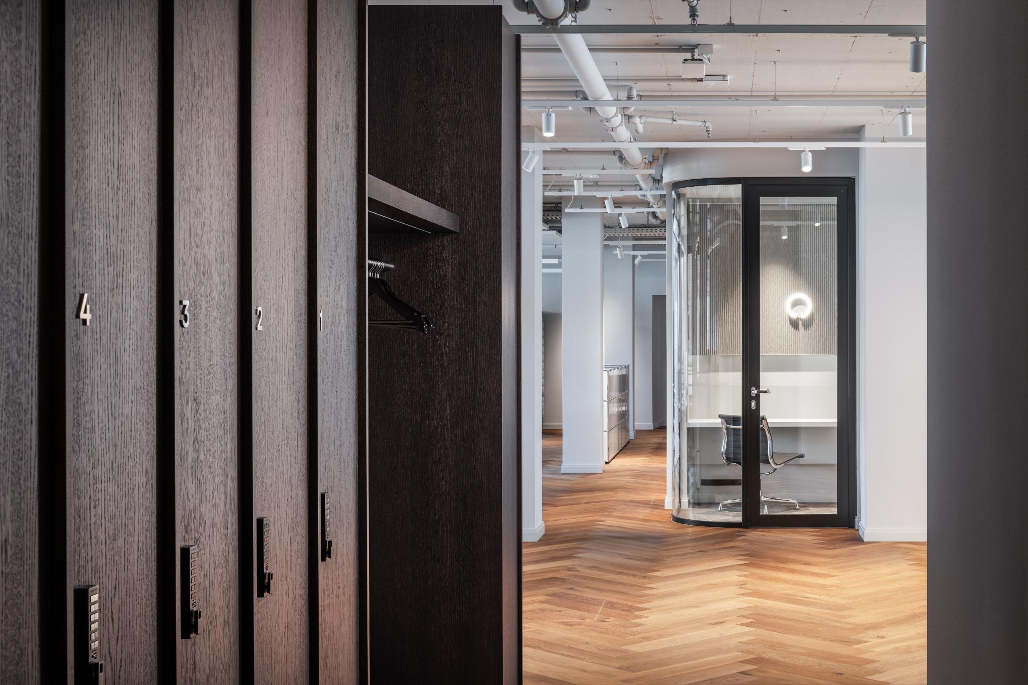 Garderobe, Glaswand, Rohdecke