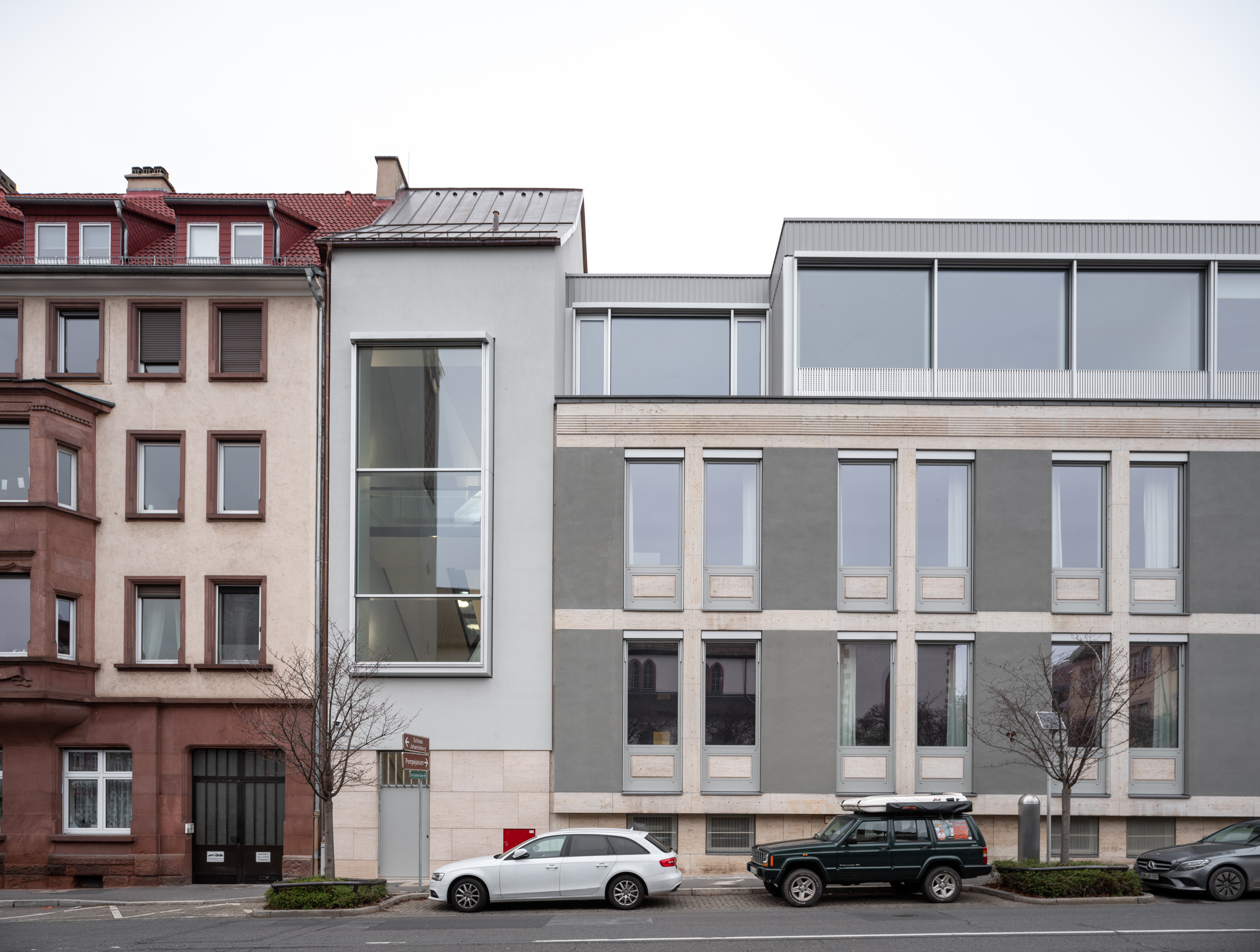 Justice building, exterior, windows, street, cars, red, green