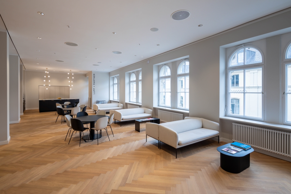 Lounge with kitchen, herringbone parquet, chandelier