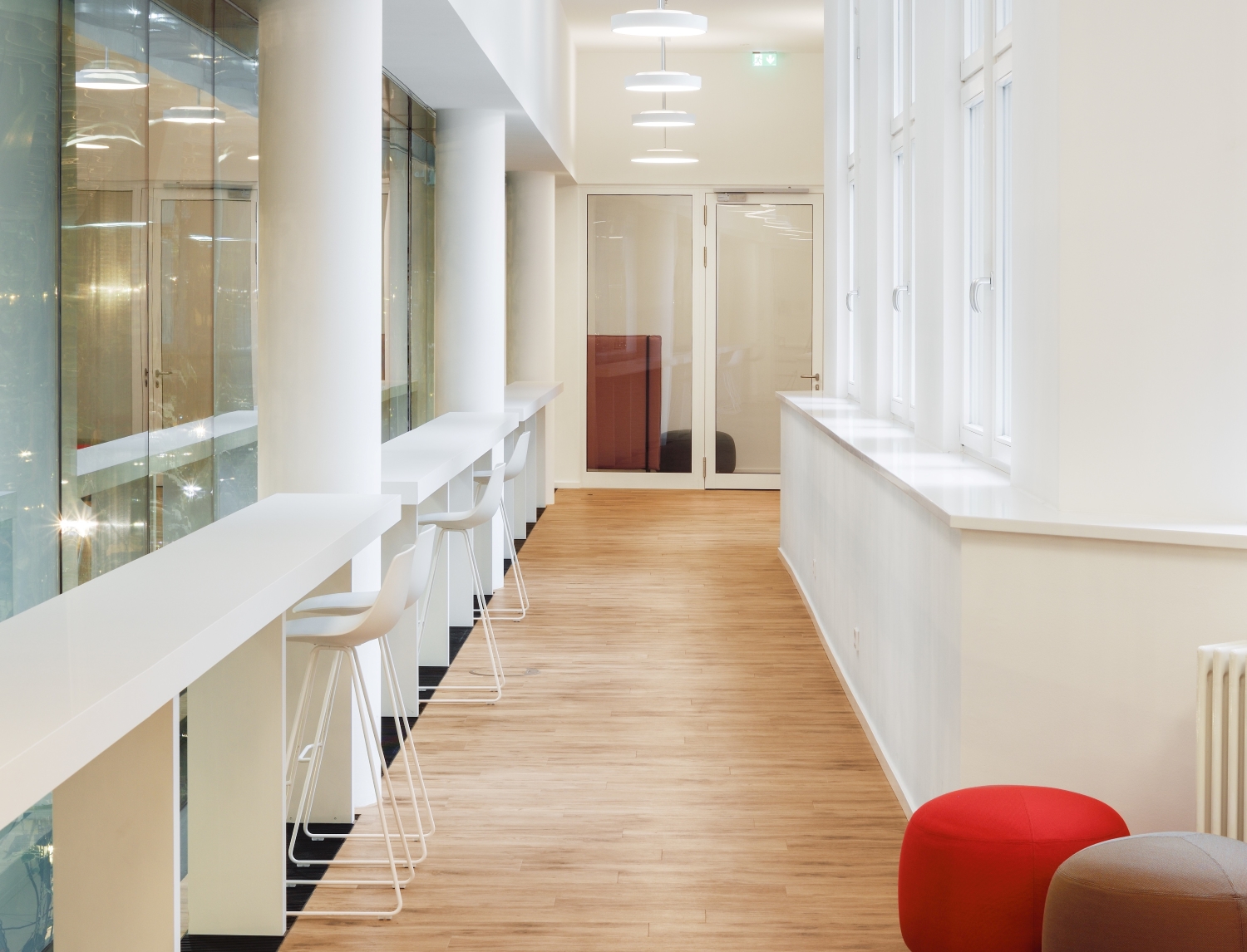 tresen, windows, bar stool, stool, hallway, corridor, red